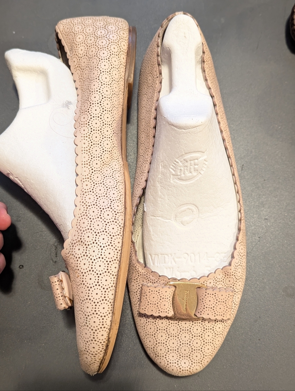 Ferragamo's Bow Scalloped Edge Pinpoint Flower Peach Pink Flats Sz 10 10.5Wide